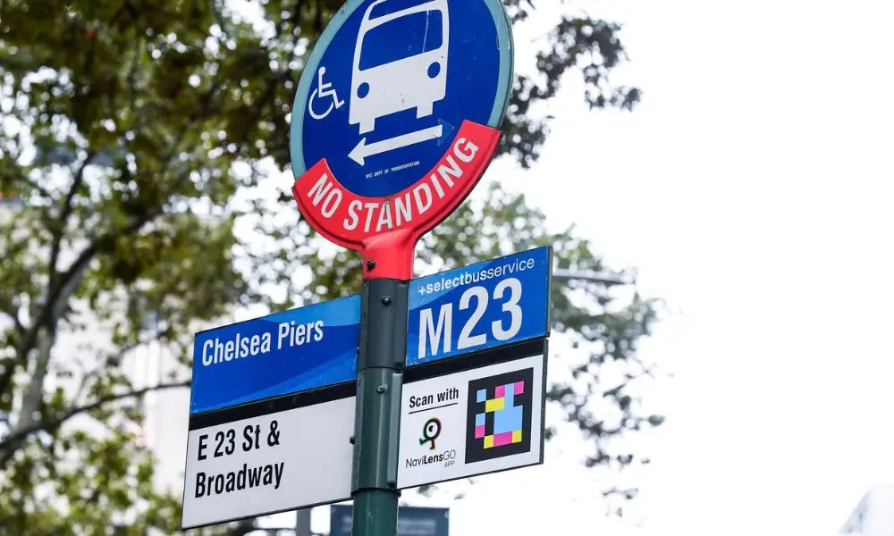 Navilens en una parada de autob&uacute;s de Manhattan