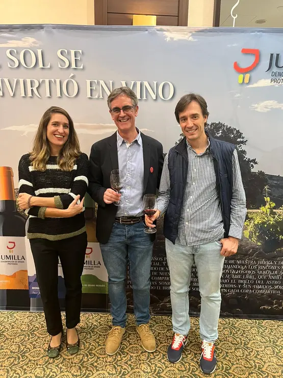 Presidente y Secretaria de la DOP Jumilla con Antonio Candelas de Mivino