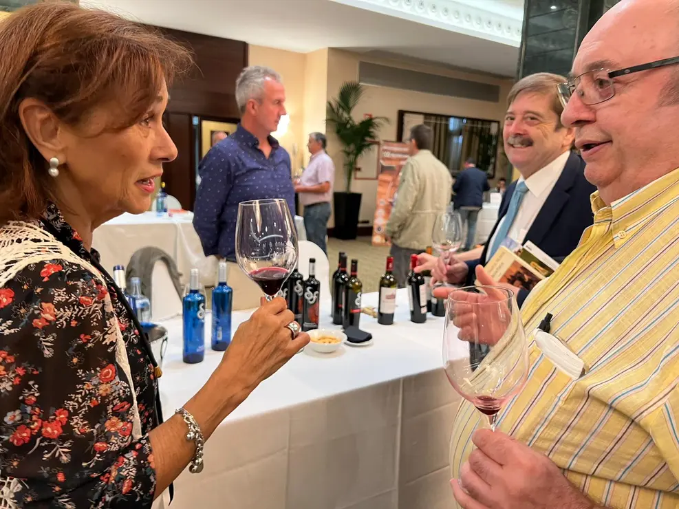 Catando vinos. stand San Dionisio