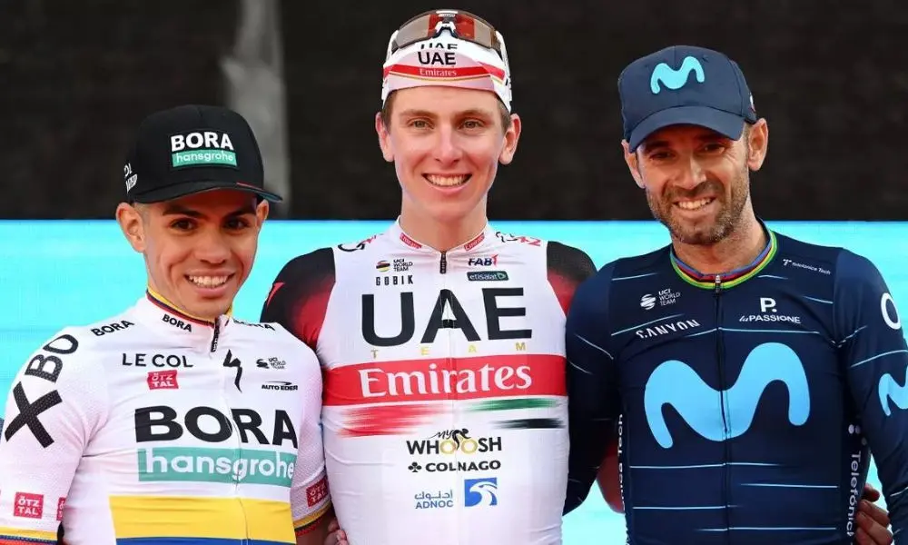 Pogacar (centro) junto a Higuita (izq.) y Valverde (Foto: Team Movistar)