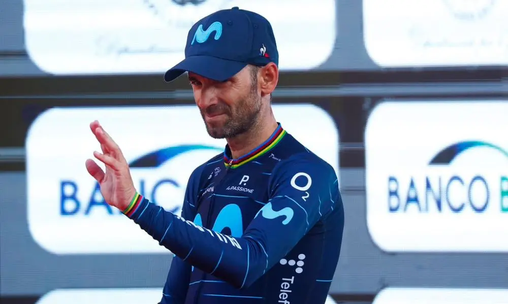 Valverde saluda en el podio (Foto: Team Movistar)