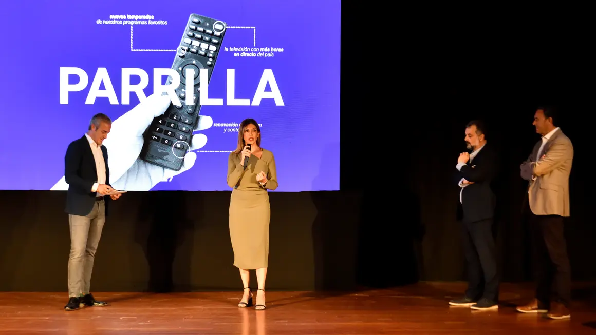 La jefa de Programas, Encarna Talavera, durante la presentaci&oacute;n, junto al director de Informativos, Alejandro Garc&iacute;a-Villalba, y Fernando Garc&iacute;a, director de Antena