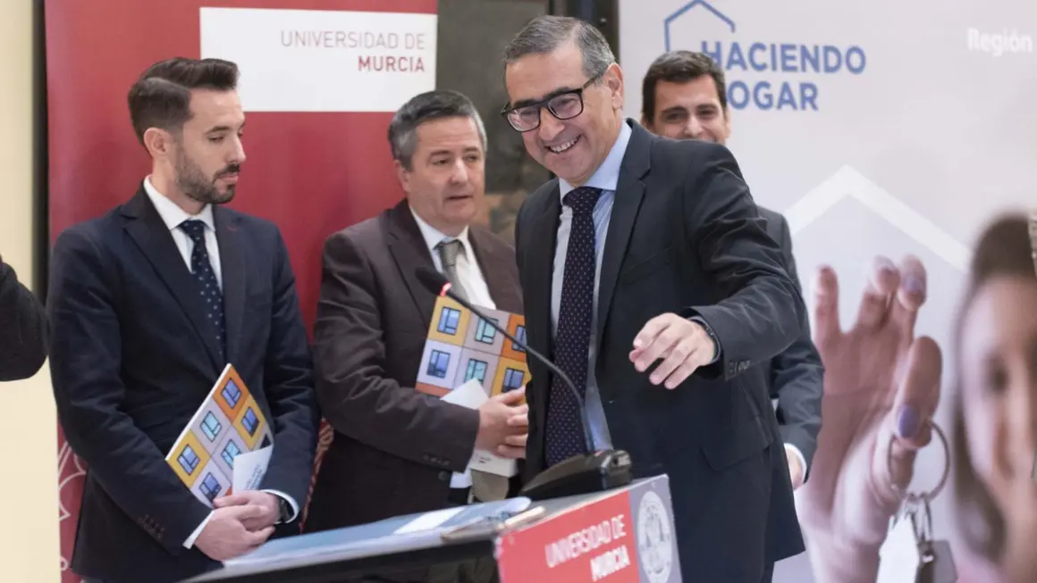 El rector, Jos&eacute; Luj&aacute;n, momentos antes de su intervenci&oacute;n en la presentaci&oacute;n del estudio