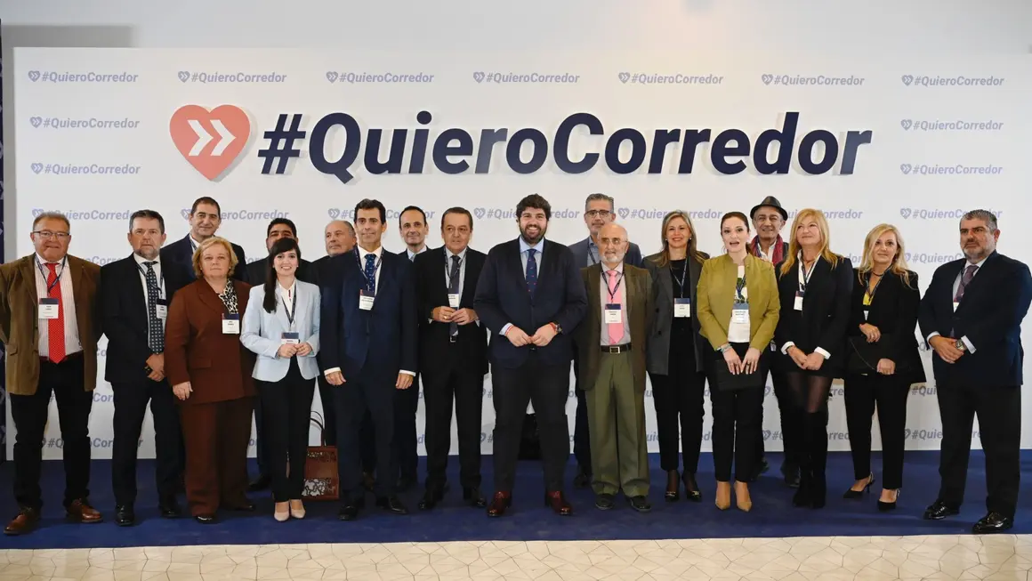 L&oacute;pez Miras, junto a Albarrac&iacute;n, el consejero D&iacute;ez de Revenga, Ana Bel&eacute;n Mart&iacute;nez Nicol&aacute;s (Mercadona), Olga Garc&iacute;a (Caixabank), Mart&iacute;nez Miralles (Grupo Caliche) y otros empresarios murcianos