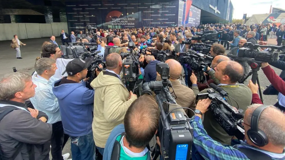 L&oacute;pez Miras atiende a la prensa a su llegada al evento