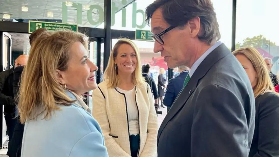La ministra de Transportes, Raquel S&aacute;nchez, dialoga con el ex ministro de Sanidad y l&iacute;der del PSC, Salvador Illa