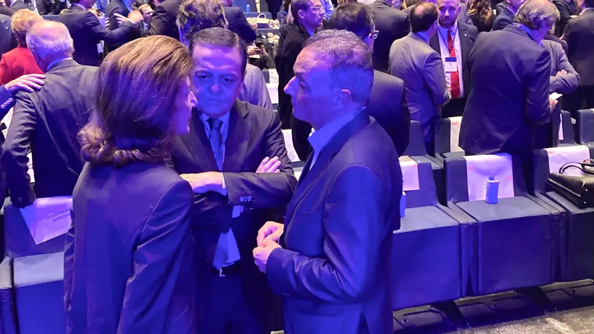 El presidente de la CROEM, Jos&eacute; Mar&iacute;a Albarrac&iacute;n (centro) dialoga con Carmen Planas, presidenta de la patronal balear CAEB