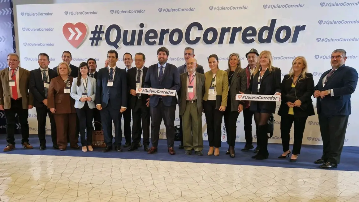 L&oacute;pez Miras posa con el consejero D&iacute;ez de Revenga y empresarios murcianos en el evento