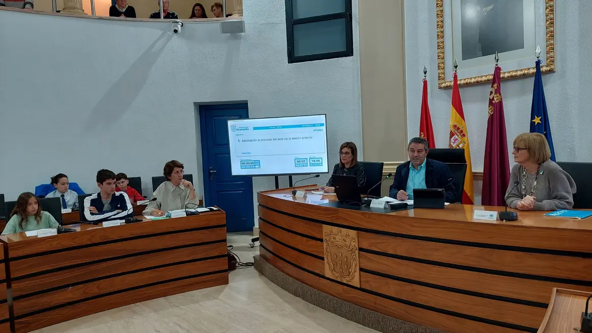 El &Oacute;rgano de Participaci&oacute;n de la Infancia y Adolescencia (OPIA) de Alcantarilla celebr&oacute; hoy su Pleno, en el que losparticipantes de la Comisi&oacute;n Permanente han debatido las propuestas que han ido preparando en los seis &uacute;ltimos meses.