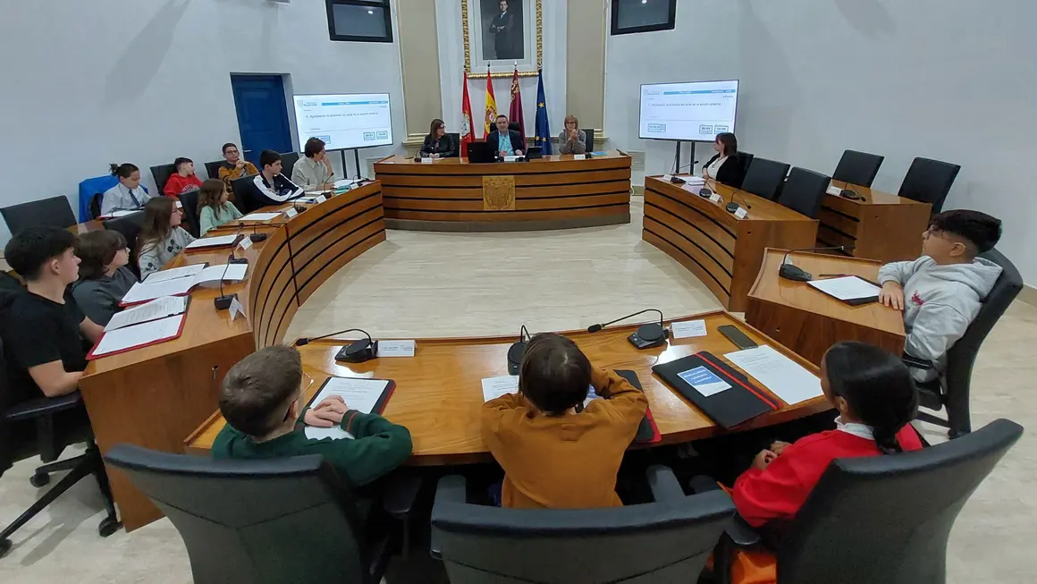 El &Oacute;rgano de Participaci&oacute;n de la Infancia y Adolescencia (OPIA) de Alcantarilla celebr&oacute; hoy su Pleno, en el que losparticipantes de la Comisi&oacute;n Permanente han debatido las propuestas que han ido preparando en los seis &uacute;ltimos meses.