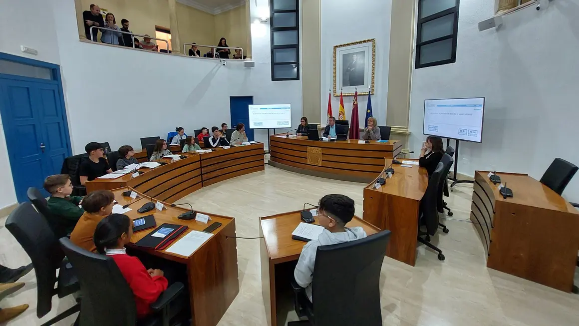El &Oacute;rgano de Participaci&oacute;n de la Infancia y Adolescencia (OPIA) de Alcantarilla celebr&oacute; hoy su Pleno, en el que losparticipantes de la Comisi&oacute;n Permanente han debatido las propuestas que han ido preparando en los seis &uacute;ltimos meses.