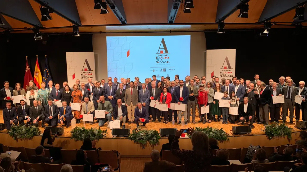 Foto de familia del consejero de Fomento e Infraestructuras, Jos&eacute; Ram&oacute;n D&iacute;ez de Revenga, junto a los galardonados en la IX Gala Premios de Calidad en la Edificaci&oacute;n (Foto: CARM)