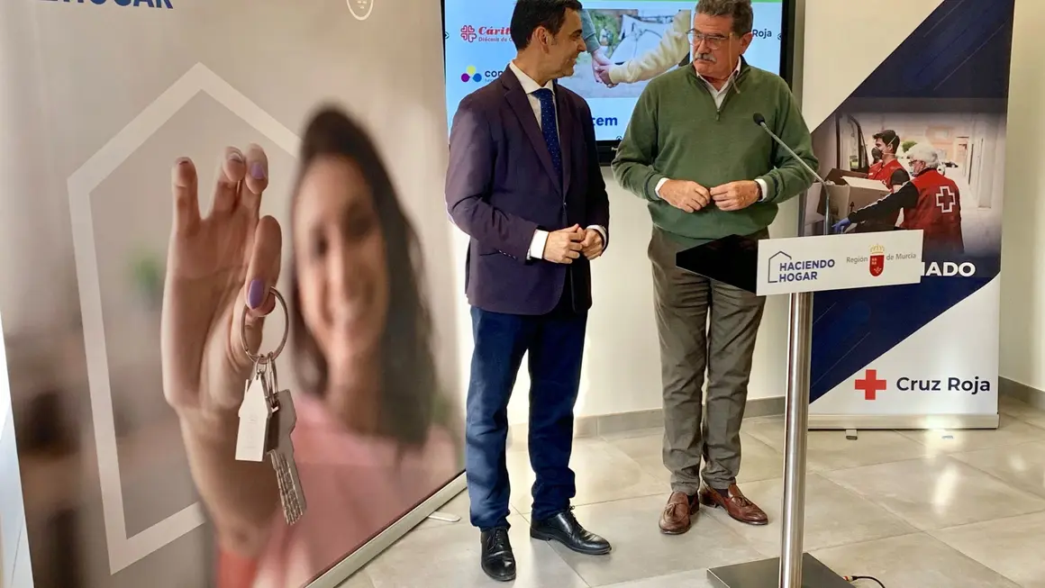 El consejero de Fomento e Infraestructuras, Jos&eacute; Ram&oacute;n D&iacute;ez de Revenga, y el presidente auton&oacute;mico de Cruz Roja, Faustino Herrero, durante la presentaci&oacute;n del balance de las ayudas regionales de emergencia social de vivienda, enmarcadas en la estrategia &lsquo;Haciendo Hogar&rsquo; (Foto: CARM)