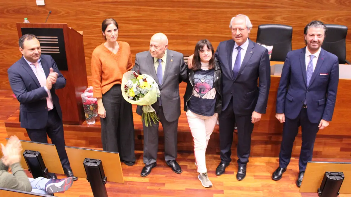 Tom&aacute;s Guill&eacute;n, con un ramo de flores en la mano, junto con el presidente y secretario general de la FREMM, junto con su hijo Tom&aacute;s y otros familiares (Foto: FREMM)