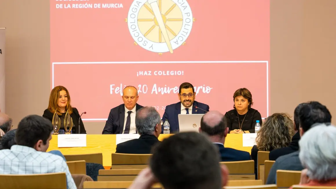 Mesa presidencial del evento