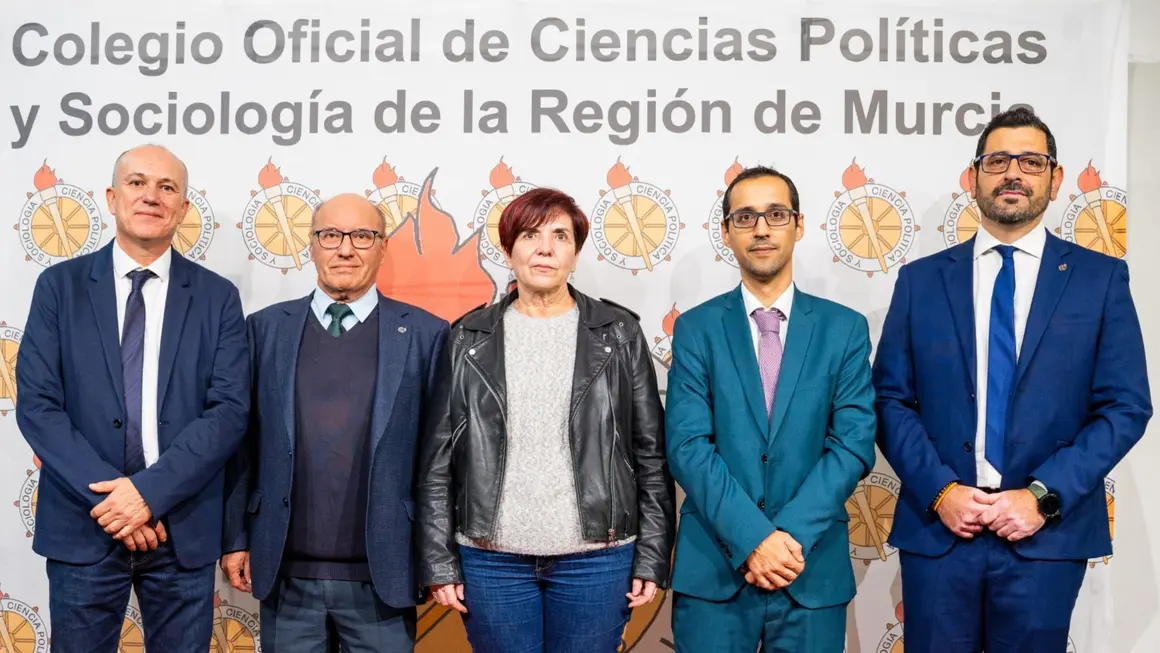 De izq. a der. Longinos Mar&iacute;n, Antonio Garc&iacute;a Nieto, Amparo Albentosa, Javier Sierra y Carlos Abad