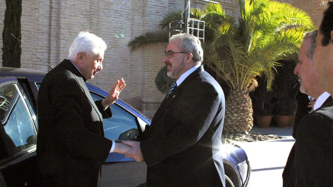Jos&eacute; Luis Mendoza saluda al Papa Benedicto en su primera visita a la UCAM