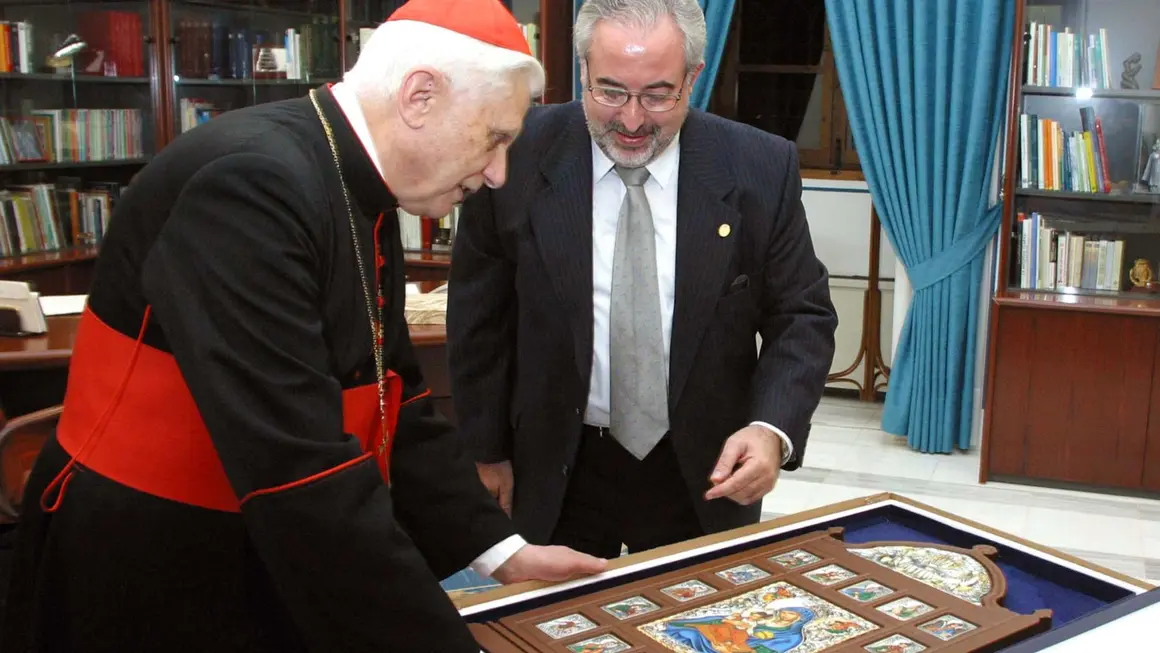 El Papa Benedicto con un Icono que le regalaron en la UCAM
