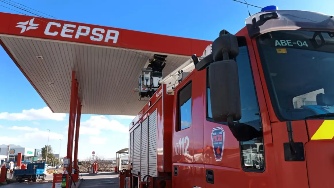 Bomberos del CEIS han tenido que acudir a varios derrumbes en Caravaca y Jumilla a causa del viento