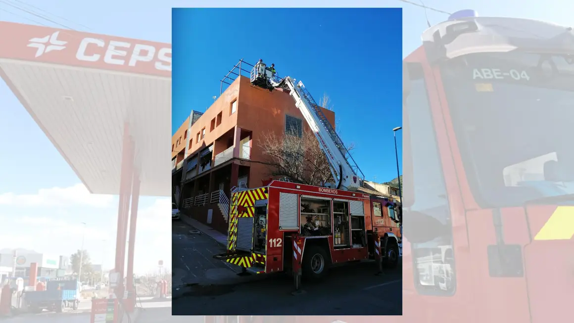 Bomberos del CEIS han tenido que acudir a varios derrumbes en Caravaca y Jumilla a causa del viento