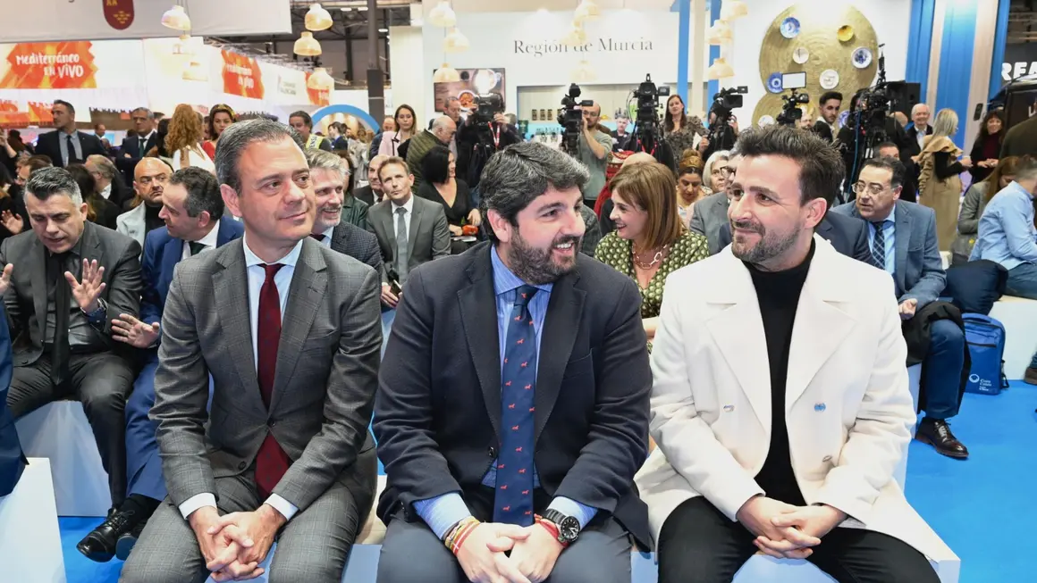 L&oacute;pez Miras, acompa&ntilde;ado por el consejero responsable de Turismo, Marcos Ortu&ntilde;o, y por el l&iacute;der del grupo Funambulista, Diego Cantero, que present&oacute; en Fitur el tema musical que ha dedicado a la Regi&oacute;n de Murcia