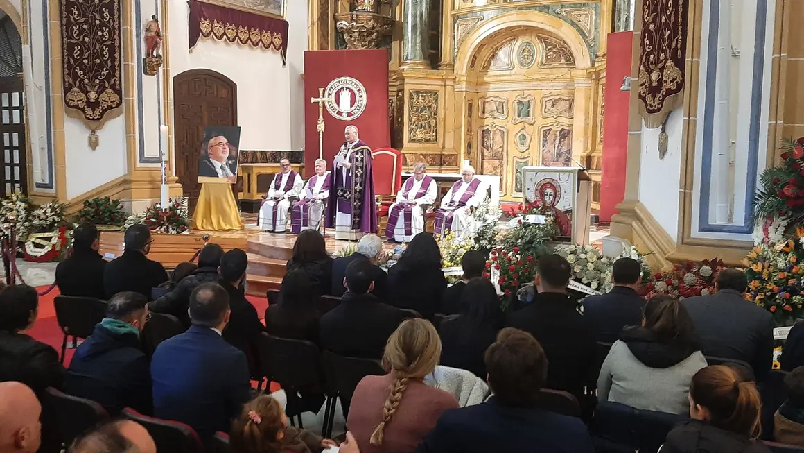 Multitudinaria capilla ardiente aa Jos&eacute; Luis Mendoza