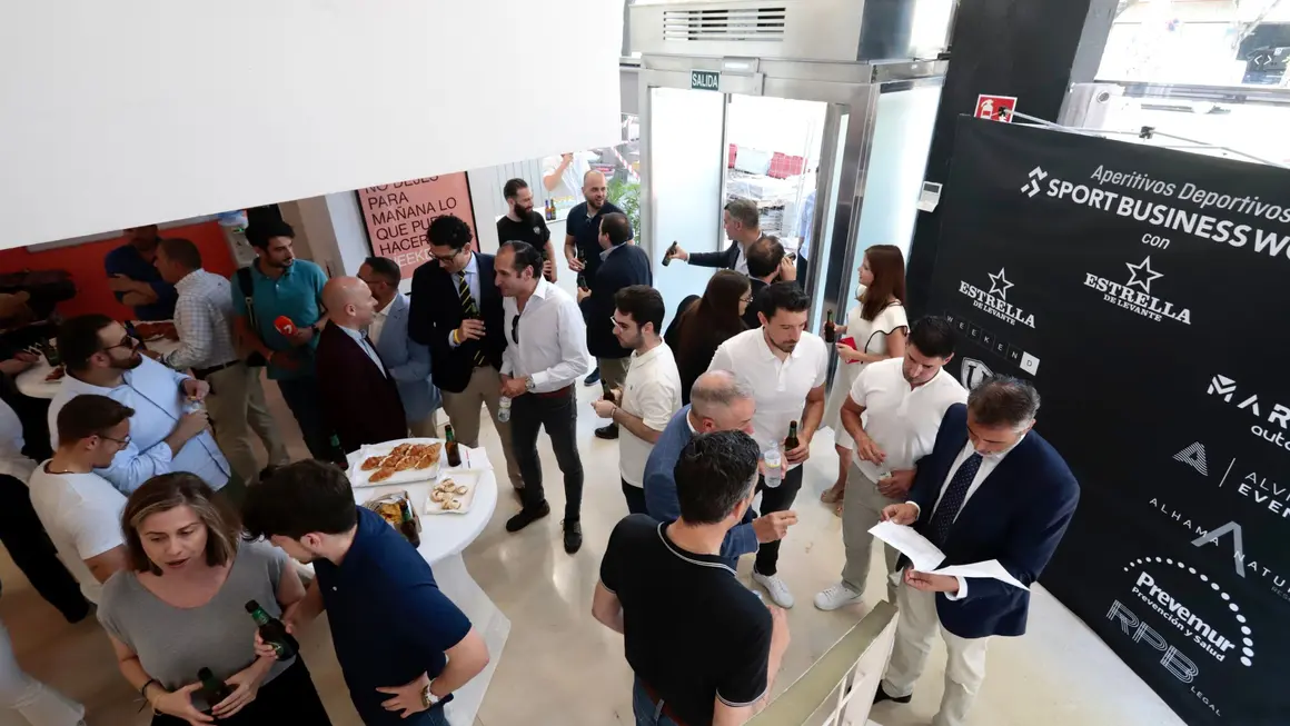 Asistentes al evento en la agencia Weekend