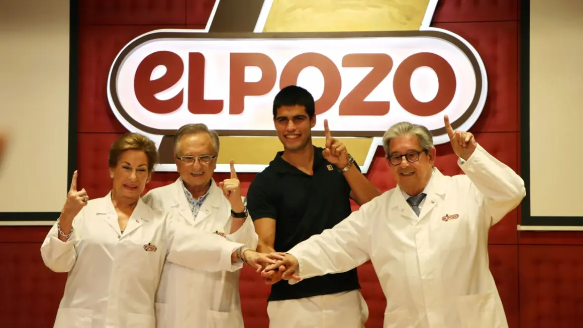 Carlos Alcaraz es 'uno m&aacute;s de la familia ElPozo'. Aqu&iacute; posa con Rafael, Tom&aacute;s y Juana Fuertes.