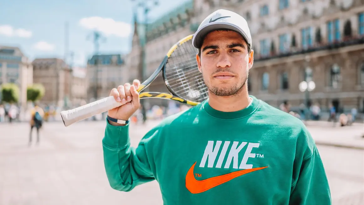 Nike provee a Carlos Alcaraz de la ropa que luce durante los partidos y entrenamientos