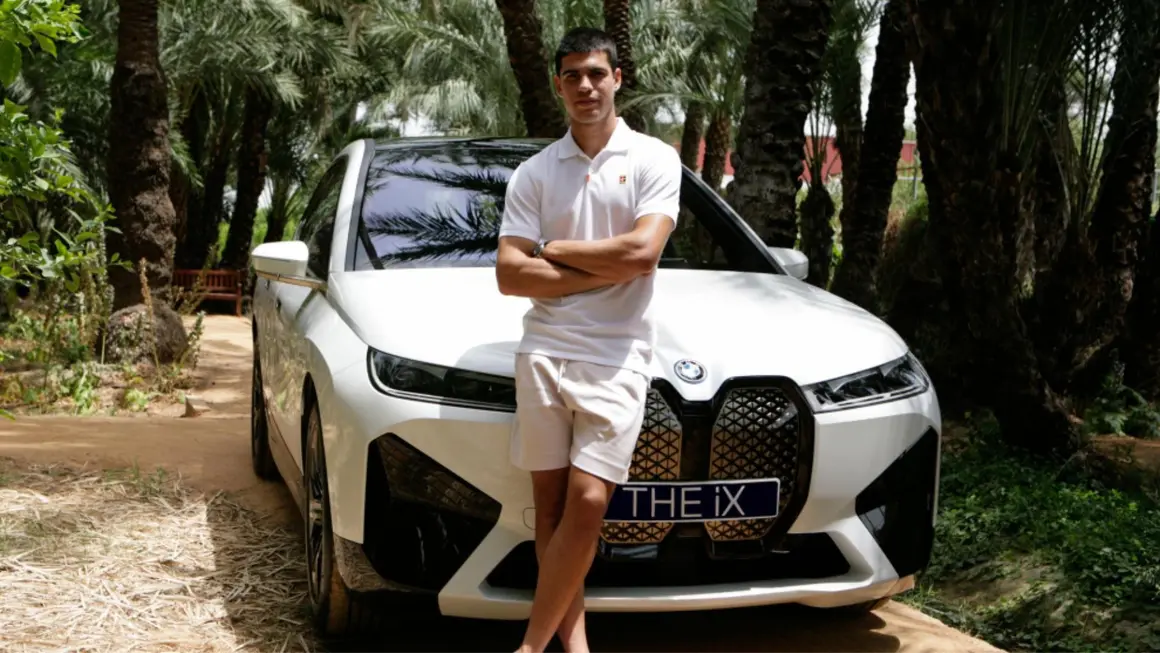 BMW es una de las empresas con las que colabora Carlos Alcaraz. El murciano conduce un iX1