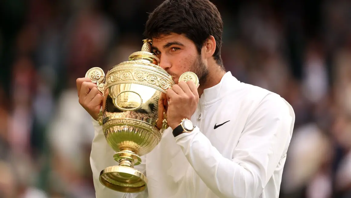Rolex es uno de los grandes colaboradores de Carlos Alcaraz. El murciano luce sus relojes cada vez que levanta un trofeo, como el de este domingo de Wimbledon