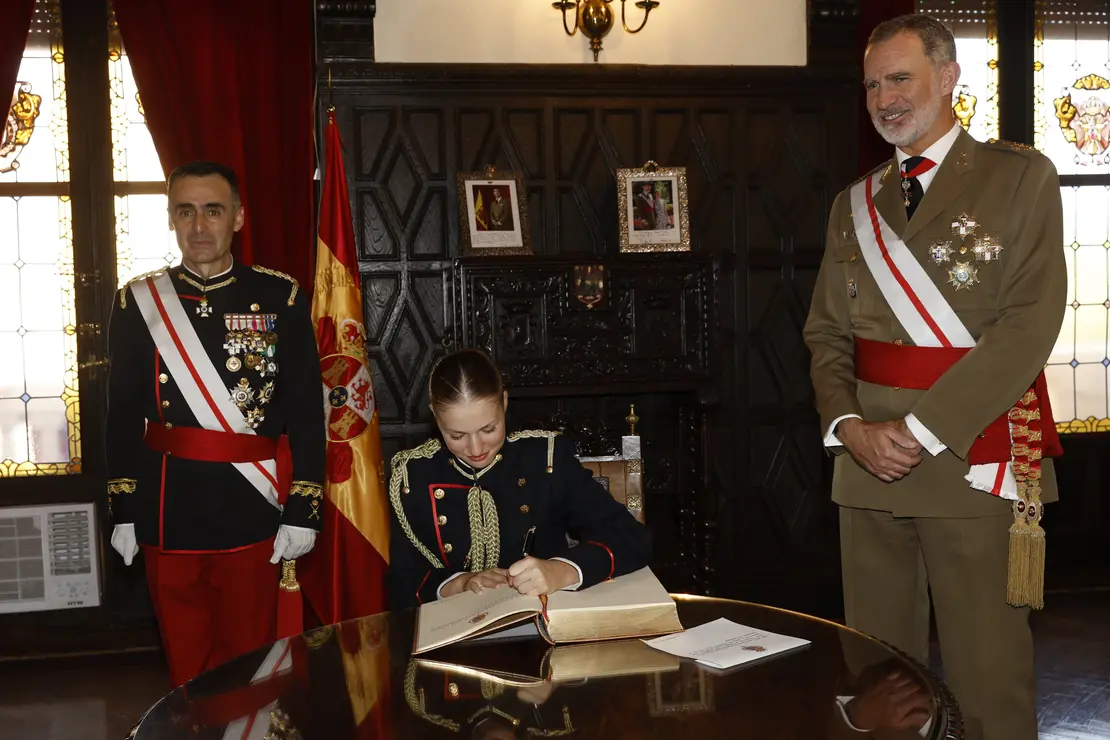 Leonor jura bandera y el Rey le recuerda su compromiso de "servir a Espa&ntilde;a con toda tu energ&iacute;a y determinaci&oacute;n"