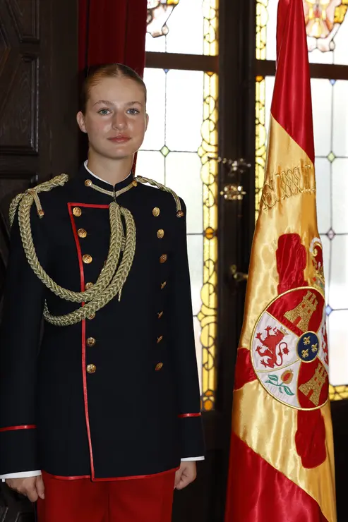 Leonor jura bandera y el Rey le recuerda su compromiso de "servir a Espa&ntilde;a con toda tu energ&iacute;a y determinaci&oacute;n"