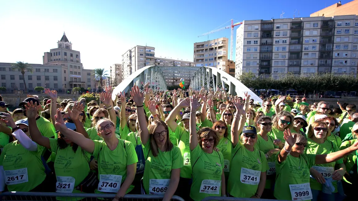 Esta marcha, que ha contado con m&aacute;s de 4.000 participantes, tiene como objetivo en esta edici&oacute;n recaudar fondos para la investigaci&oacute;n en c&aacute;ncer que lleva a cabo Anna Visa, quien estudia el efecto antitumoral de nuestro sistema inmunol&oacute;gico gracias a una ayuda postdoctoral de la Asociaci&oacute;n por valor de 160.000&euro; durante cuatro a&ntilde;os.