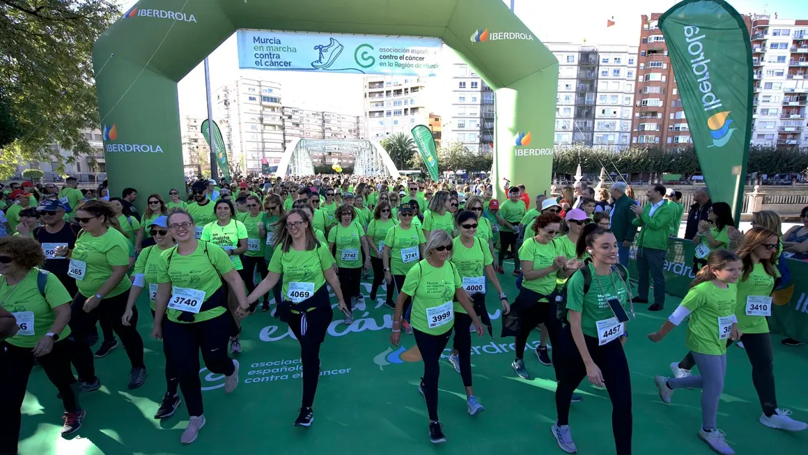 Esta marcha, que ha contado con m&aacute;s de 4.000 participantes, tiene como objetivo en esta edici&oacute;n recaudar fondos para la investigaci&oacute;n en c&aacute;ncer que lleva a cabo Anna Visa, quien estudia el efecto antitumoral de nuestro sistema inmunol&oacute;gico gracias a una ayuda postdoctoral de la Asociaci&oacute;n por valor de 160.000&euro; durante cuatro a&ntilde;os.