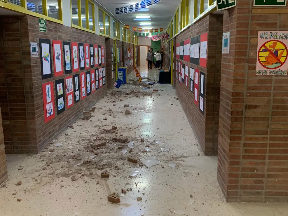 El fuerte viento arranca parte de la cubierta del colegio Vista Alegre, en el que quedan suspendidas las clases