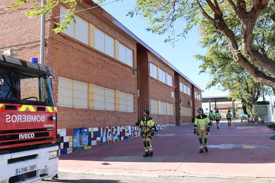 El fuerte viento arranca parte de la cubierta del colegio Vista Alegre, en el que quedan suspendidas las clases
