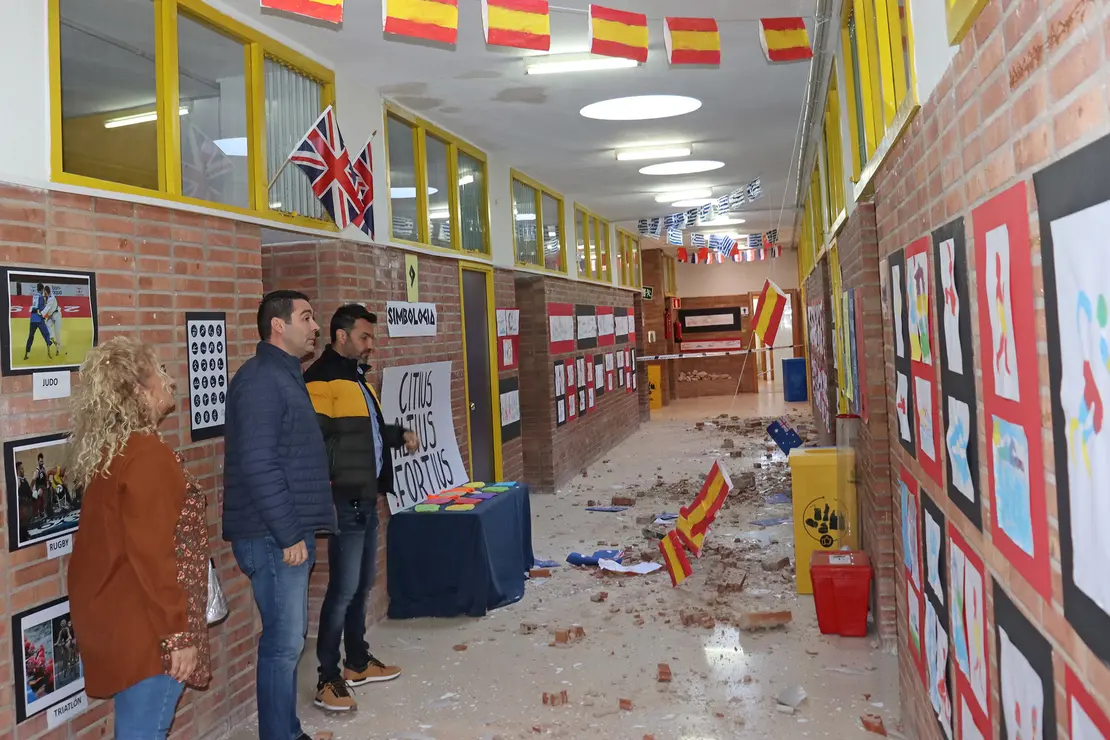 El fuerte viento arranca parte de la cubierta del colegio Vista Alegre, en el que quedan suspendidas las clases