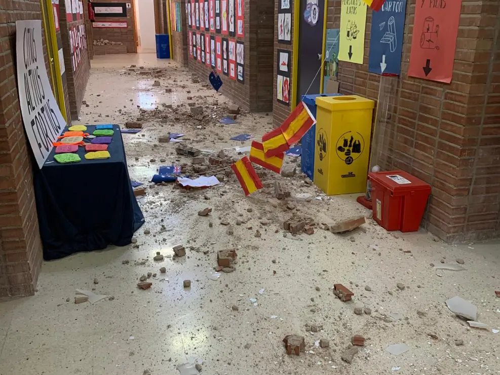 El fuerte viento arranca parte de la cubierta del colegio Vista Alegre, en el que quedan suspendidas las clases