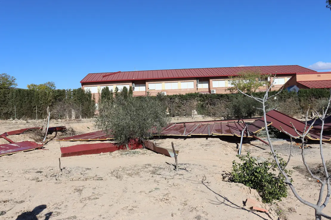 El fuerte viento arranca parte de la cubierta del colegio Vista Alegre, en el que quedan suspendidas las clases