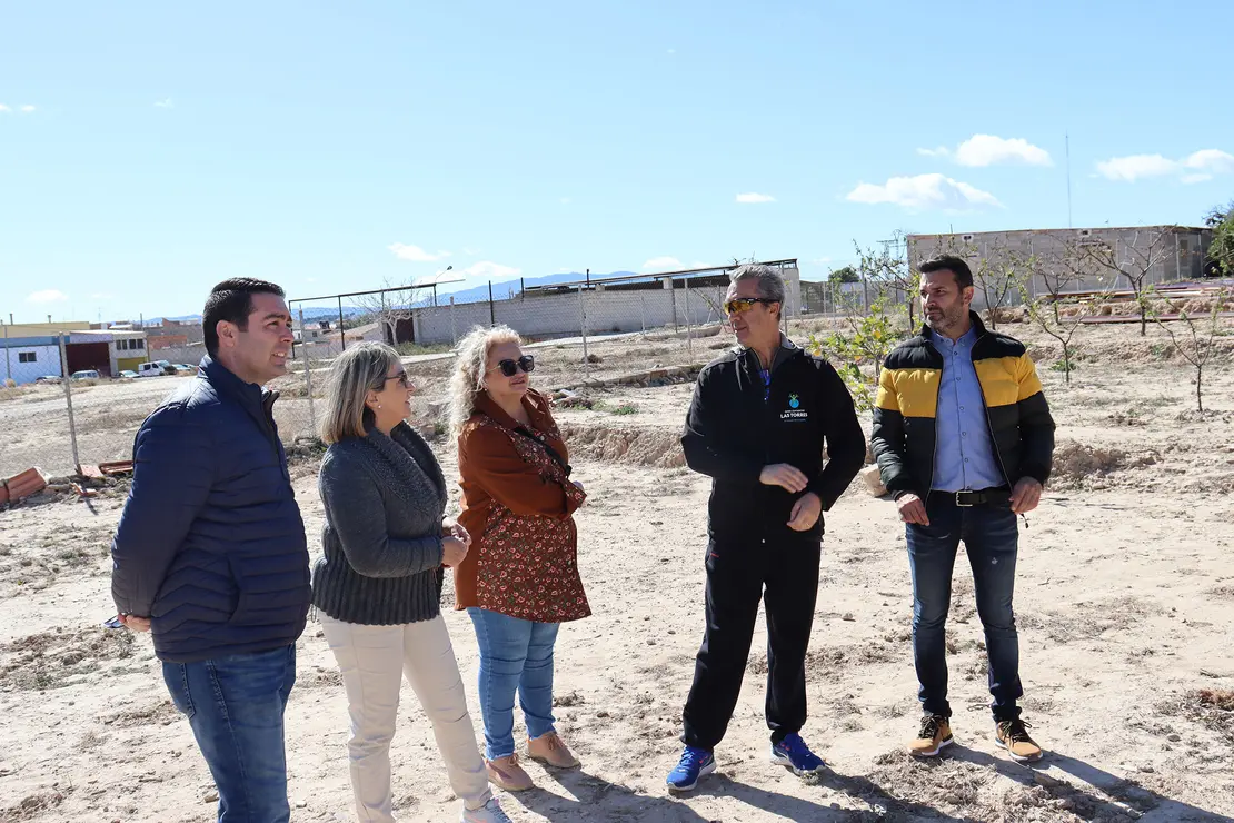 El fuerte viento arranca parte de la cubierta del colegio Vista Alegre, en el que quedan suspendidas las clases