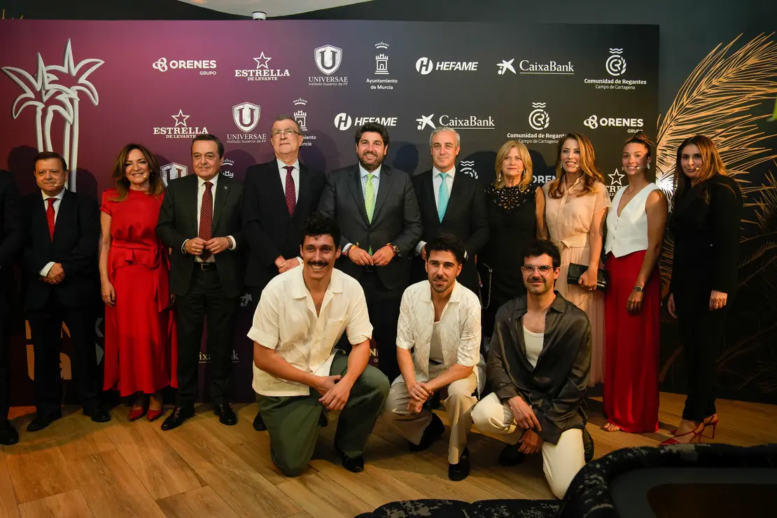 Foto de familia de los premiados de los Premios F&eacute;nix 2024