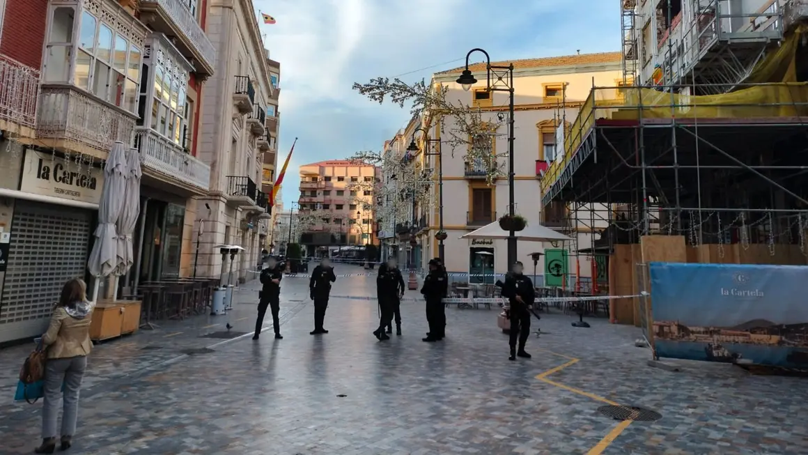 Polic&iacute;a Nacional acordona la entrada de Capitan&iacute;a General en Cartagena (foto: Alfonso Garc&iacute;a Cuevas)