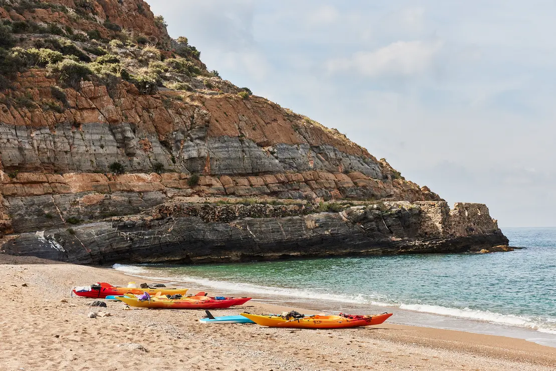 El Camping El Port&uacute;s presenta su programa de actividades n&aacute;uticas y de aventura en el entorno de Cala Morena, la Sierra de la Muela, Cabo Ti&ntilde;oso y Rold&aacute;n
