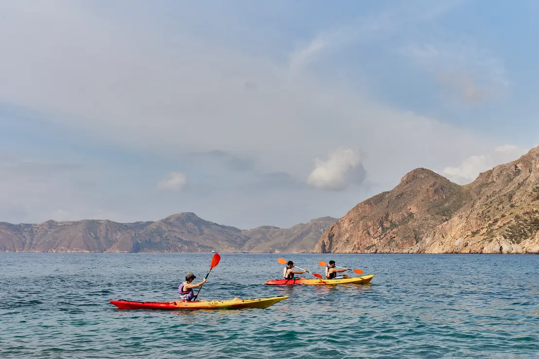 El Camping El Port&uacute;s presenta su programa de actividades n&aacute;uticas y de aventura en el entorno de Cala Morena, la Sierra de la Muela, Cabo Ti&ntilde;oso y Rold&aacute;n