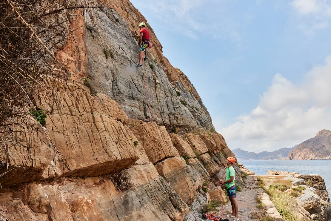 &minus;	Ubicado en un enclave paisaj&iacute;stico privilegiado, el espacio ofrecer&aacute; opciones de ocio como rutas en kayak, snorkel, buceo o escalada y animaci&oacute;n para todas las edades