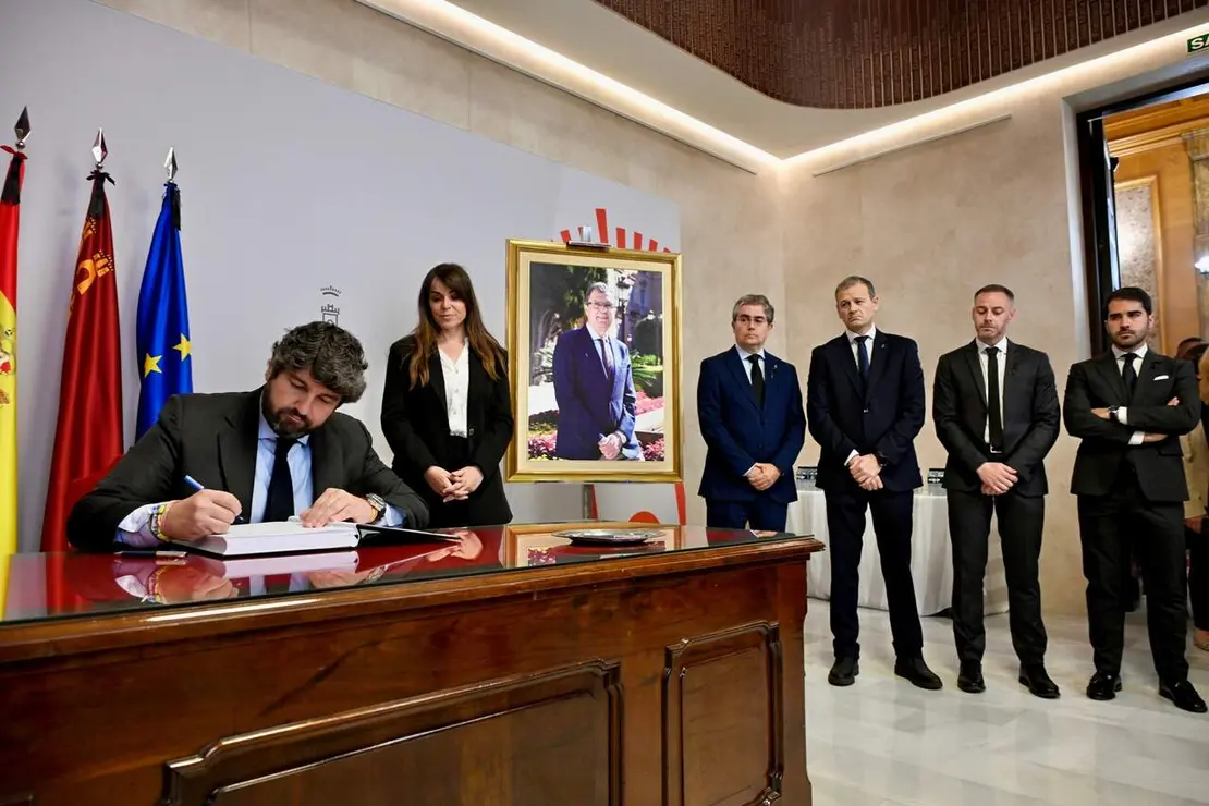 Fernando L&oacute;pez Miras firma en el libro de condolencias del alcalde Ballesta