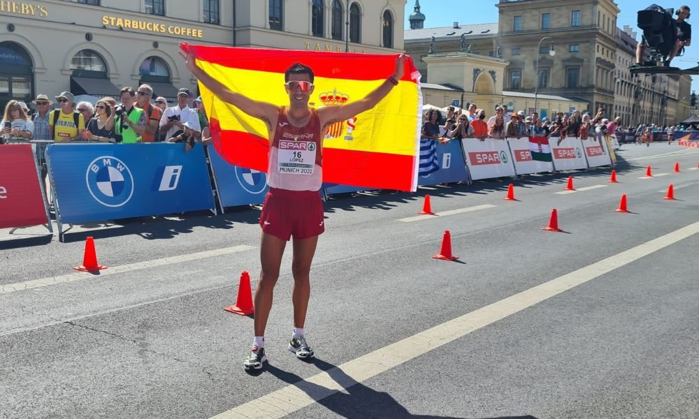 Miguel Ángel López celebra su triunfo en el Europeo con la bandera de España