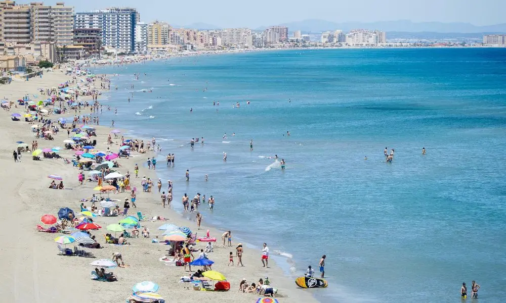 Varias personas se ba&ntilde;an en la Playa Gal&uacute;a, en la Manga del Mar Menor, en una imagen de archivo (foto: Europa Press)