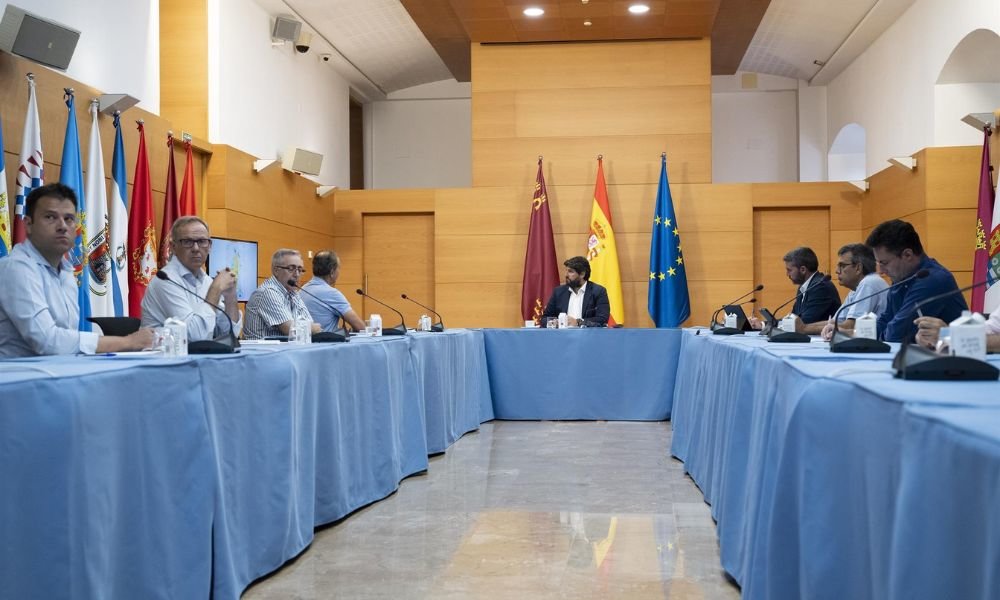 El jefe del Ejecutivo regional, Fernando López Miras, preside la reunión del Comité de Seguimiento del Mar Menor celebrada en el Palacio de San Esteban, en Murcia, a 18 de agosto de 2022 (Foto: CARM)